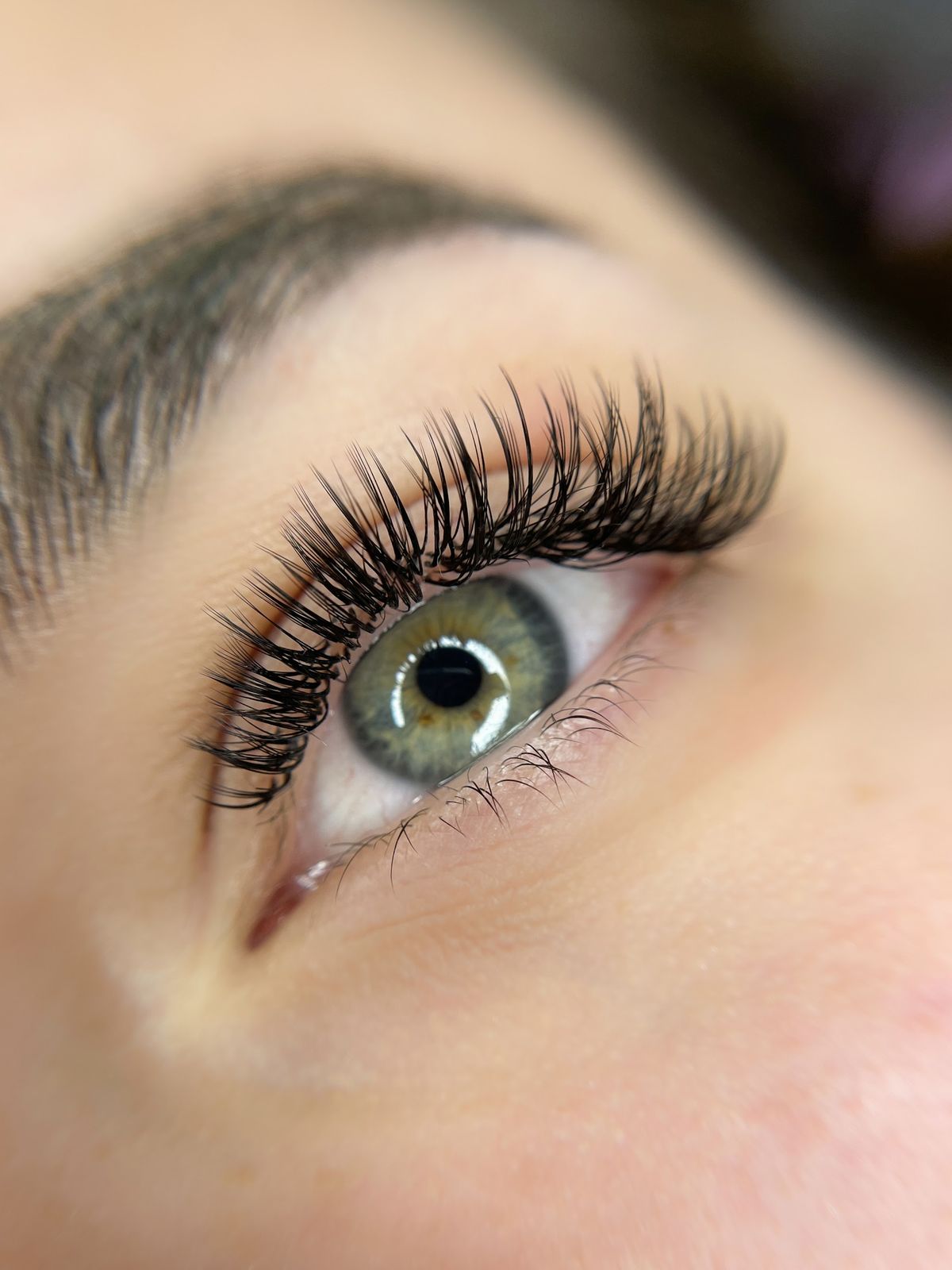 Wispy set wimperextensions bij groene ogen