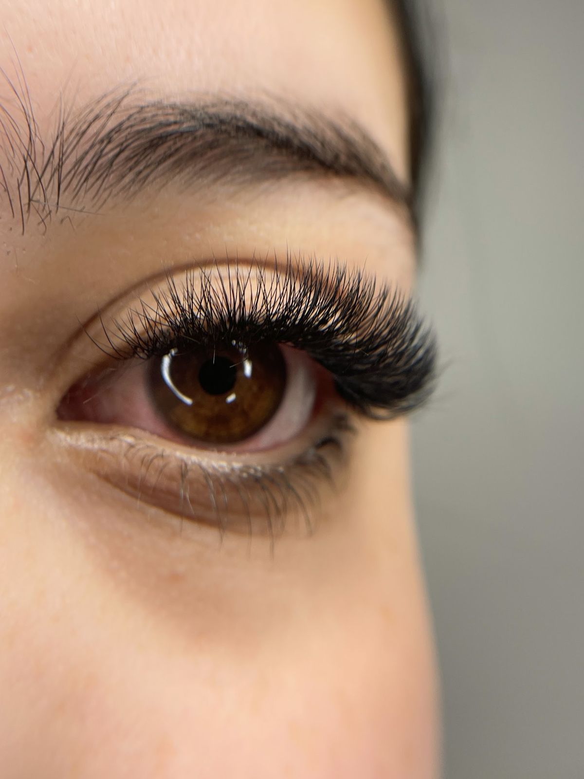 Fluffy volumeset bij bruine ogen